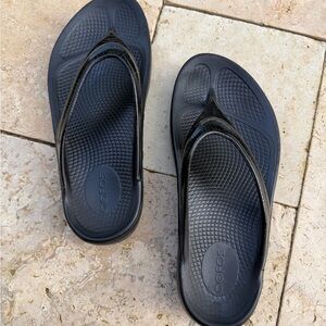 OOFOS Black Recovery Thong Sandals Women’s Size 8